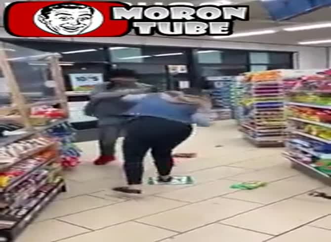 Video :After attacking a man, she questions him about why he hit her